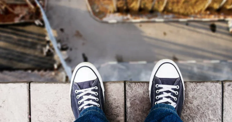 5 қабаттан секірген: Ақтауда бойжеткен тұрғын үйдің төбесінен секіріп, өлмек болған