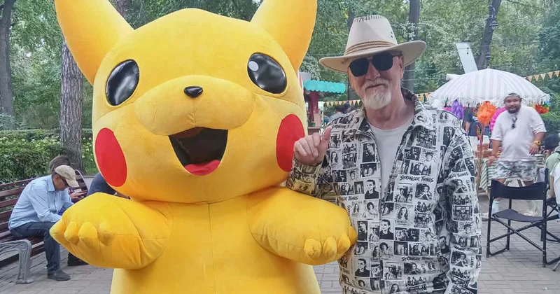 Розовый костюм с красной шляпой