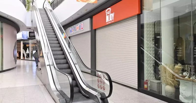 Атырауда сауда орталығында 14 жастағы жасөспірім биіктіктен құлап кетті