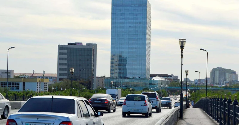 Ливень в Атырау спровоцировал электрозамыкание на мосту: двоих прохожих ударило током