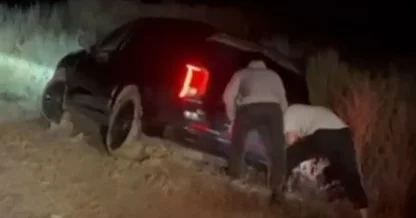 Атырау маңында көлігімен батпаққа батып қалған 12 адам құтқарылды