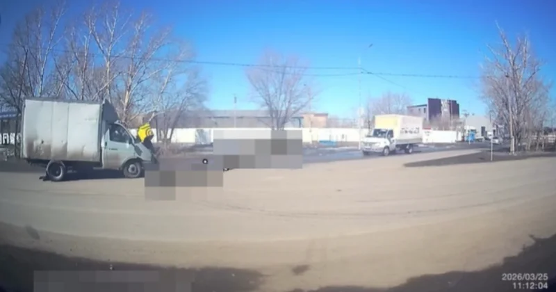 Велосипедист оказался под ГАЗелью в Караганде (ВИДЕО)