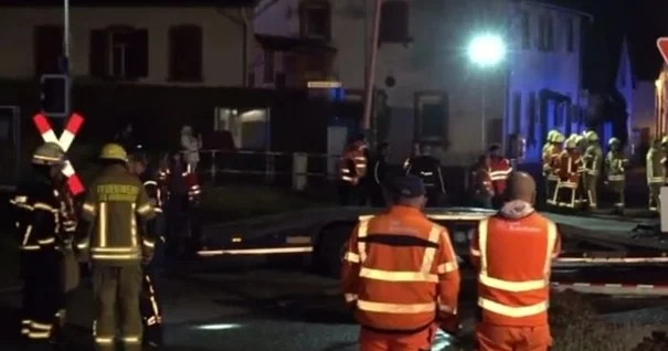 Германияда жолаушылар пойызы жүк көлігімен соқтығысты, зардап шеккендер бар