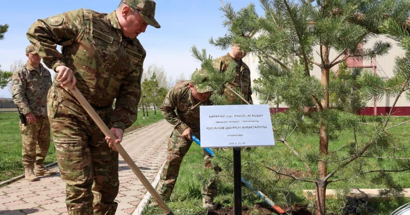 Таза Қазақстан : Қорғаныс министрі мен әскери қызметшілер сенбілікке шықты