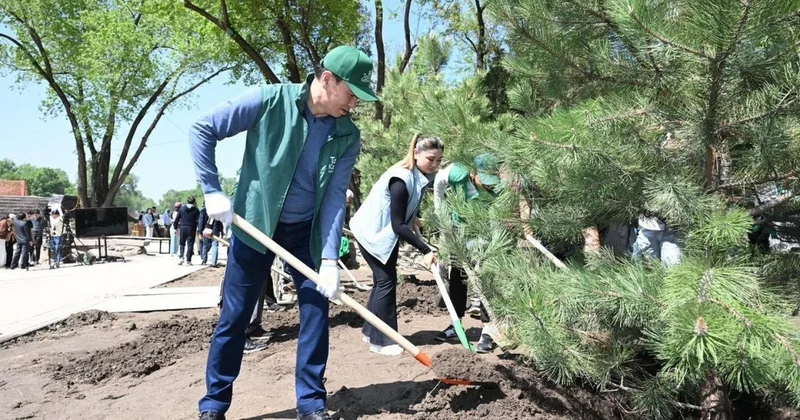 Субботник в Алматы: более 55 тыс человек привели в порядок набережные, скверы и дворы