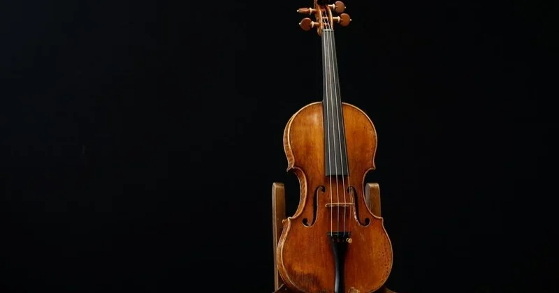 Финляндияда дирижер құны 1 млн еуро болатын скрипканы құлатып алды