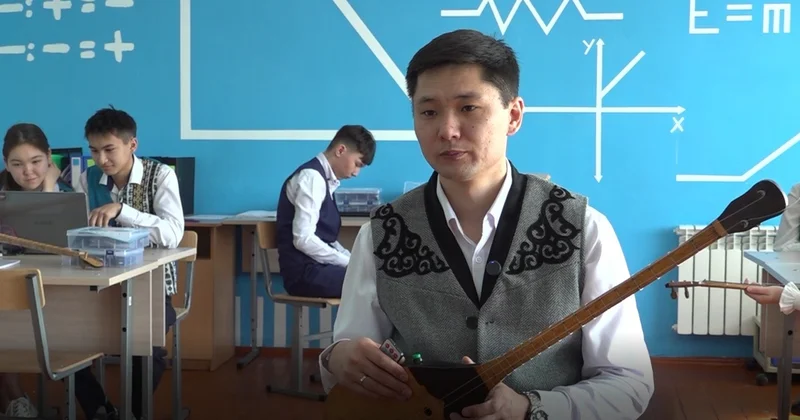 СҚО да ауыл мұғалімі тез үйренуге мүмкіндік беретін ерекше домбыра жасады