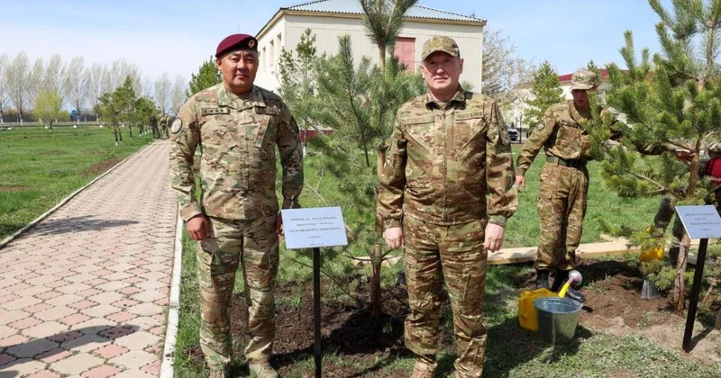 Министр обороны вышел на акцию Таза Қазақстан вместе с военными