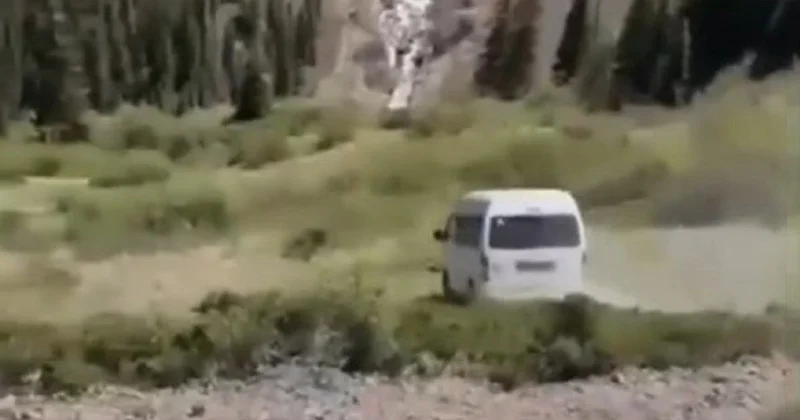 Туристический автобус сорвался с горы в районе Кольсайских озер: жуткий момент попал на видео