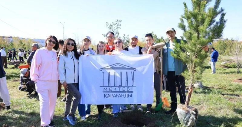 В Караганде тысячи людей вышли сажать деревья