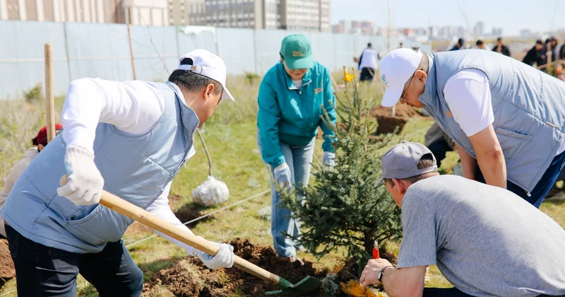 Астанада түрлі сала қызметкерлері бірлесіп ағаш отырғызды