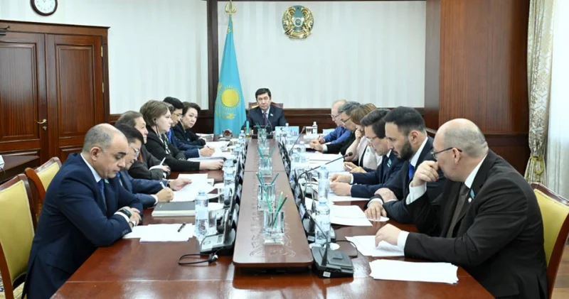 Педагогтердің құқығын қорғайтын заң қаралады