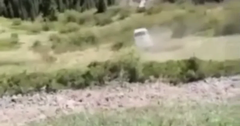 Микроавтобус сорвался со склона в Кольсае