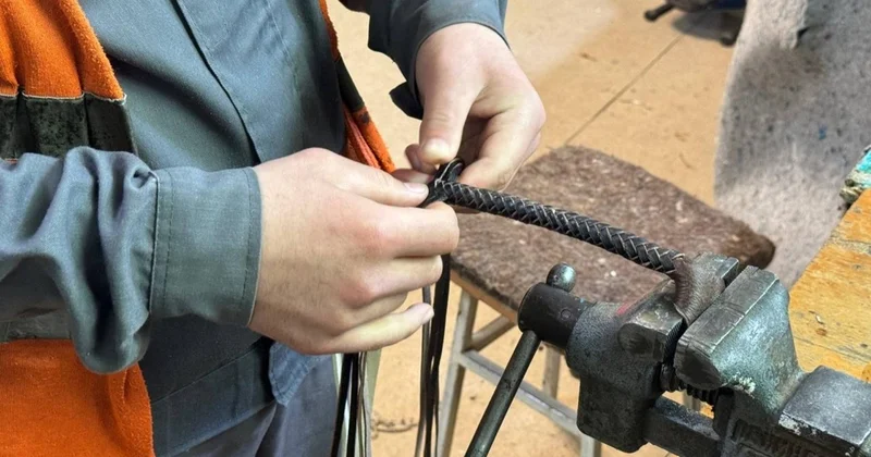 СҚО да жазасын өтеушілер ұлттық қолөнерді меңгеріп, ат әбзелдерін жасайды