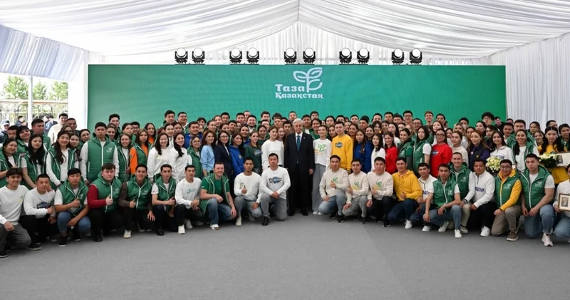 Мемлекет басшысы Таза Қазақстан акциясына белсене қатысқан азаматтарды марапаттады