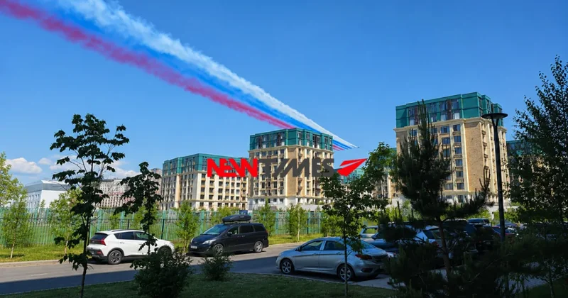 Небо над Астаной окрасилось в цвета российского флага