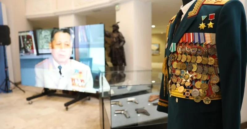 Уникальные реликвии передала семья первого министра обороны Сагадата Нурмагамбетова в Военно исторический музей