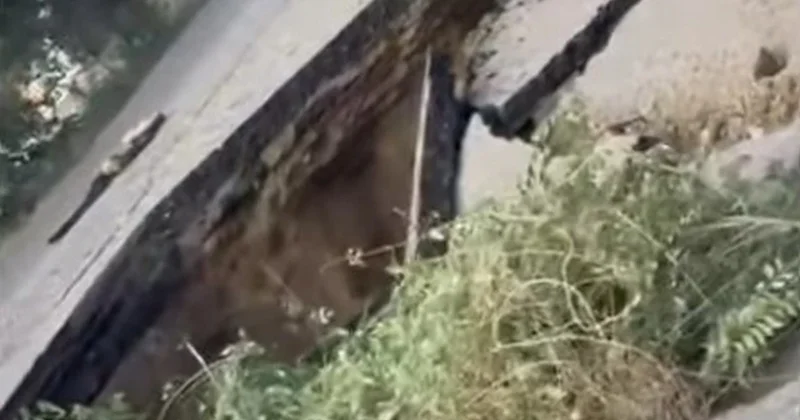 Огромная яма образовалась из за прорыва водопровода на трассе в Алматинской области