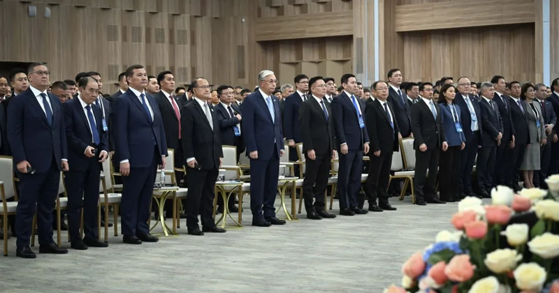 Алматыда Тоқаевтың қатысумен өтіп жатқан форум бір минут үнсіздікпен басталды