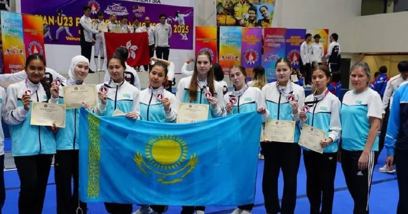 Сборная Казахстана завоевала серебро и бронзу на чемпионате Азии по фехтованию