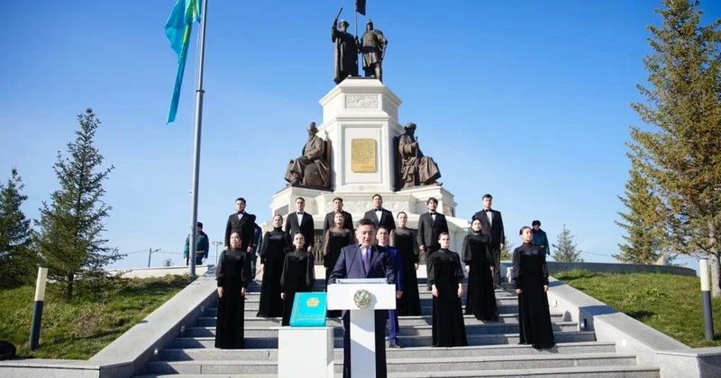 Государственный флаг подняли в Усть Каменогорске в честь Дня Республики