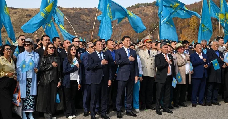 В Алматы в честь Дня Республики состоялась церемония поднятия Государственного флага