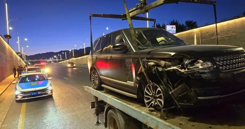 Алматыдағы таңғы жол апаты: Range Rover дің рөлінде кім отырғаны белгісіз