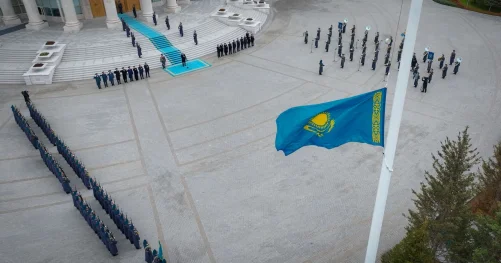 В Астане подняли Государственный флаг в честь Дня Республики