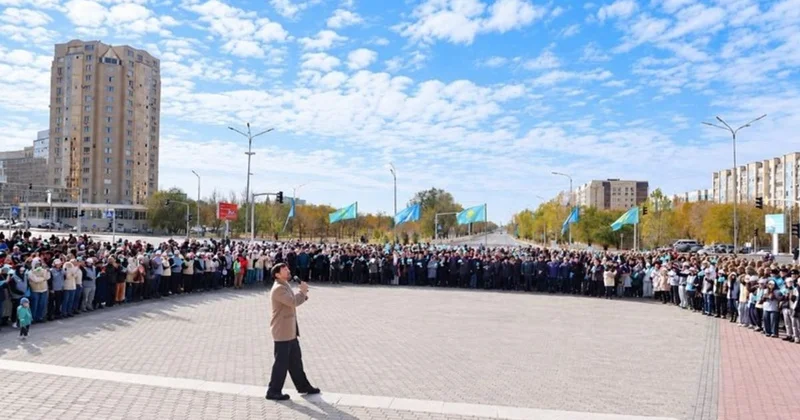 Государственный флаг в честь Дня Республики торжественно подняли в Караганде