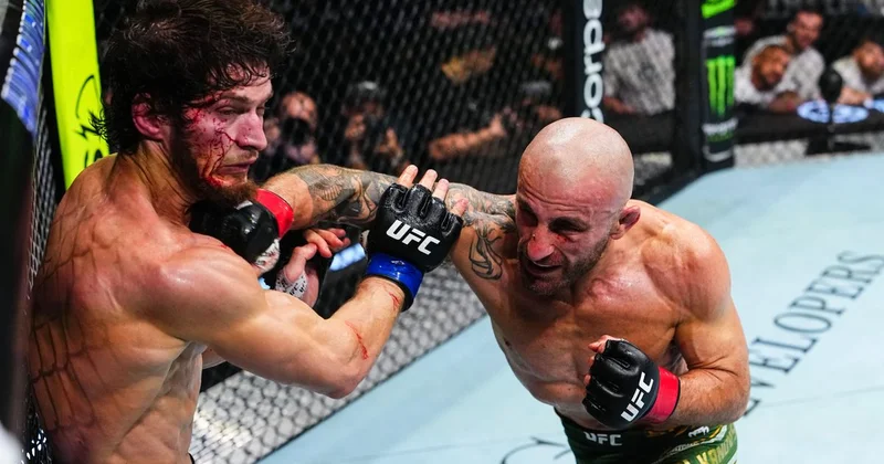 Александр Волкановски нокаутировал Мовсара Евлоева и защитил пояс UFC