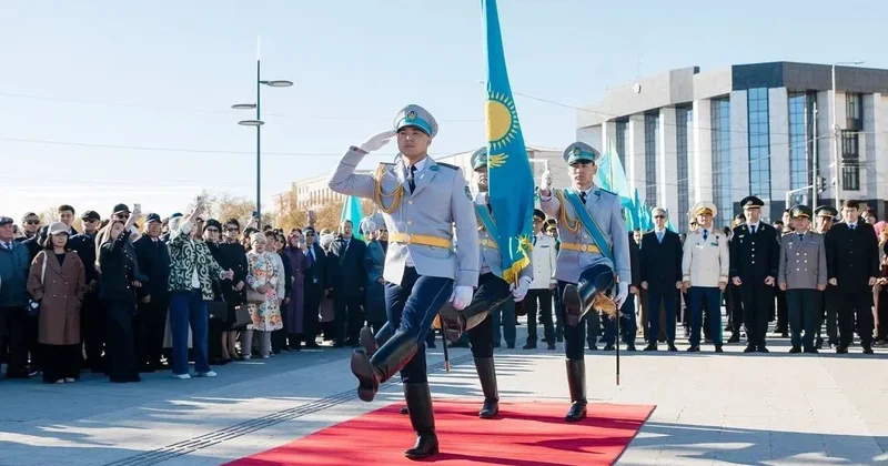 Атырау облысының әкімі Болат Ақшолақов Мемлекеттік ту көтеру рәсіміне қатысты