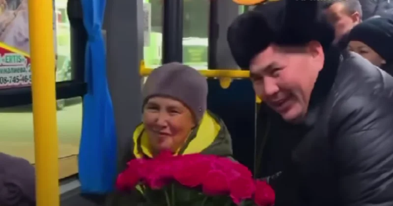 Цветы вместо ребенка: алматинец растрогал пассажиров автобуса необычным поступком