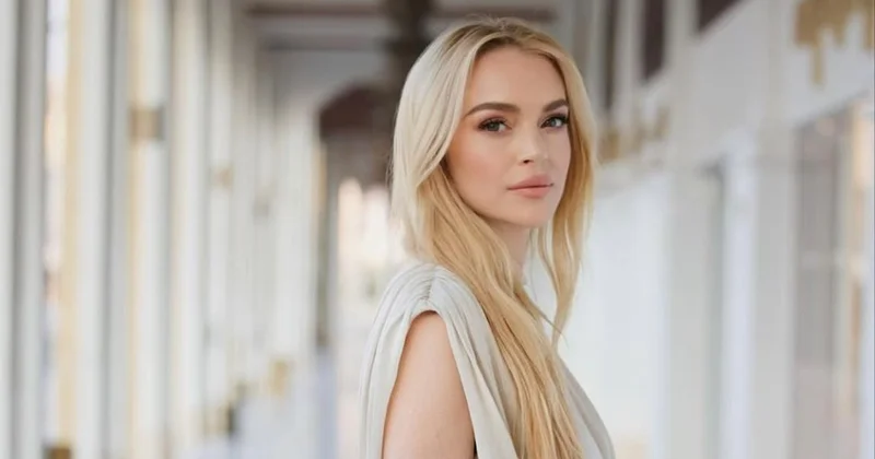 Линдси Лохан в нежном платье прогулялась по улицам Катара