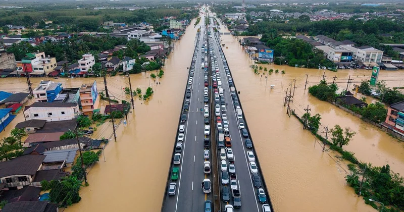 Туристов эвакуируют из затопленных районов Таиланда: что известно об отдыхающих из Казахстана
