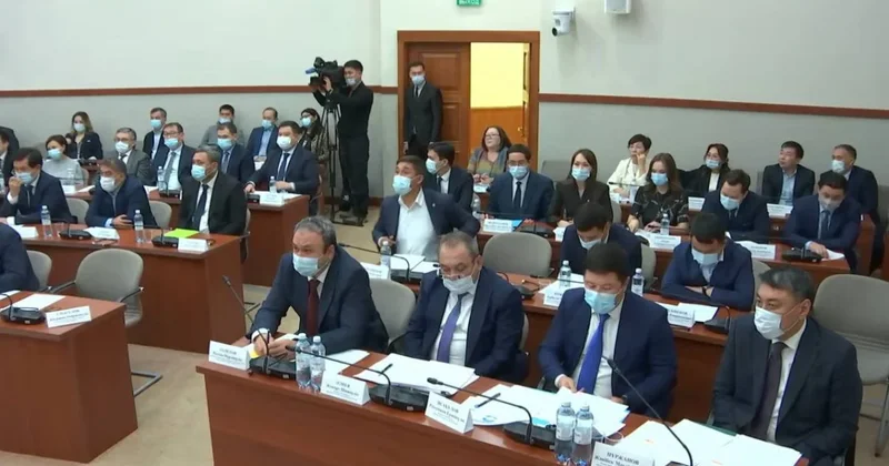 Депутаты в Казахстане перешли на масочный режим