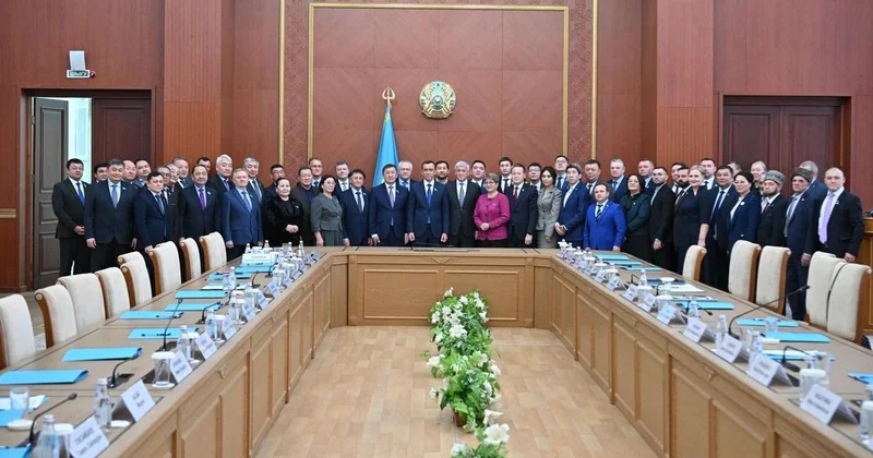 Маулен Ашимбаев обсудил парламентскую реформу с депутатами маслихатов Карагандинской области