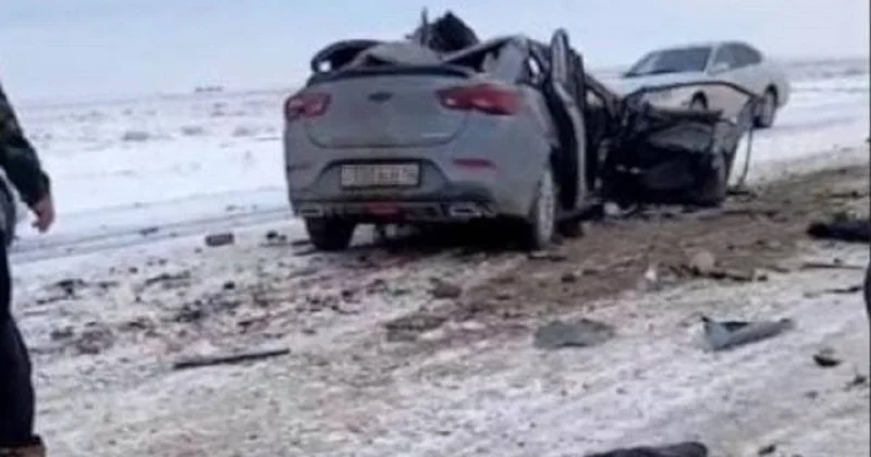 Грузовик столкнулся с легковушкой в ВКО: три человека погибли (видео)