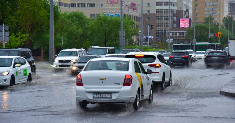 Өскеменде қалың қар мен боран салдарынан жол апаты күрт артты