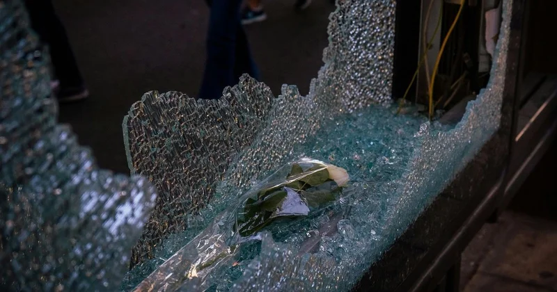 Мужчина разбил камнем стекла двух окон и входной двери супермаркета на юге Казахстана