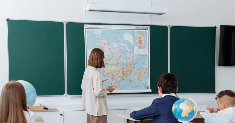 Учительницу обвинили в совращении двух 12 летних школьников в России