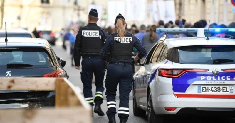 Парижде тағы да ұрлық: зергерлік бұйымдарды тасымалдаушыларға шабуыл жасалды