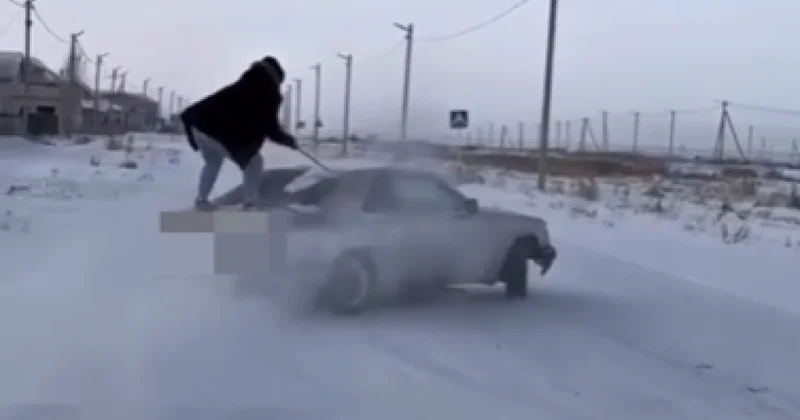 Пассажир катался на багажнике автомобиля в Караоткеле (ВИДЕО)