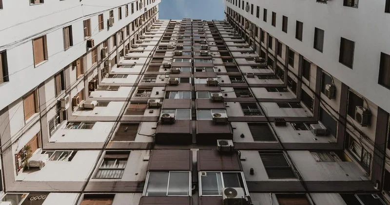 Бросали пакеты с водой с 8 этажа: развлечение обернулось штрафами для жителей в Астане