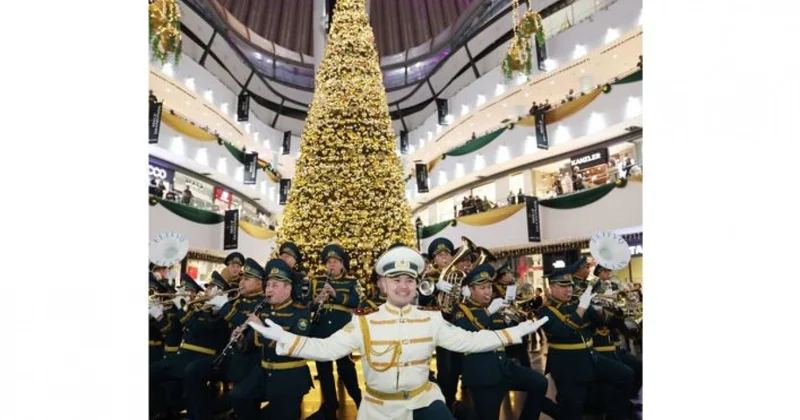 Ұлан сарбаздары елордалықтарға мерекелік сый жасады