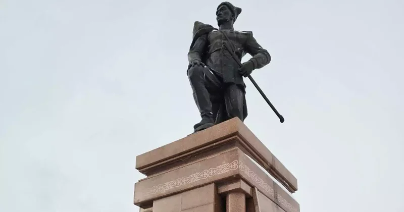 Тоқаев Бауыржан Момышұлына Халық қаһарманы атағын берді