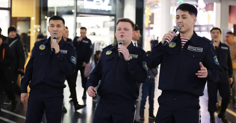 Новогодние хиты исполнили гвардейцы в ТРЦ “Хан Шатыр”