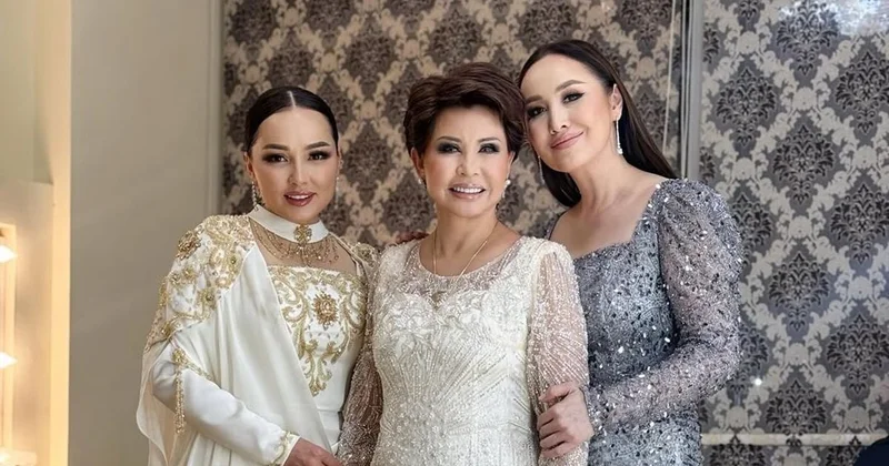 Жазира Байрбекова показала фото с Розой Рымбаевой и восхитилась ею