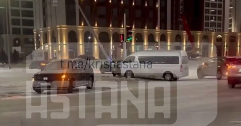 Водитель микроавтобуса проехал на красный , столкнулся с машиной и врезался в столб в Астане (видео)