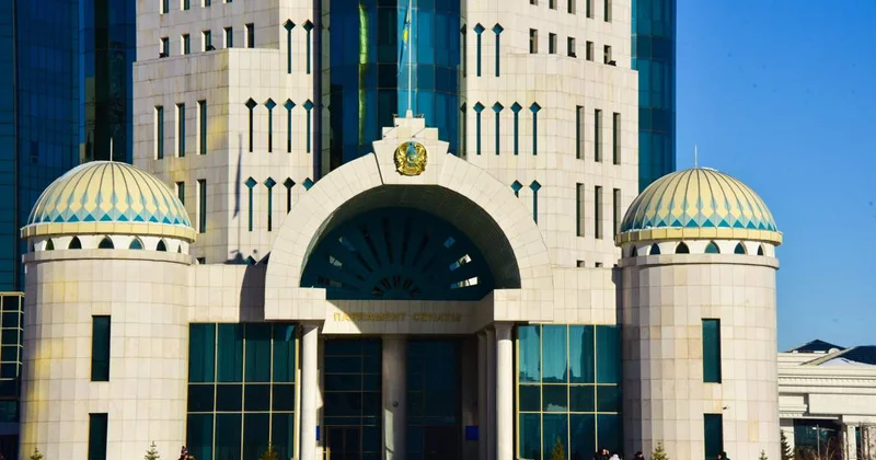 Сенат медицина қызметкері мен жедел жәрдем жүргізушілерін қорғайтын заңды мақұлдады