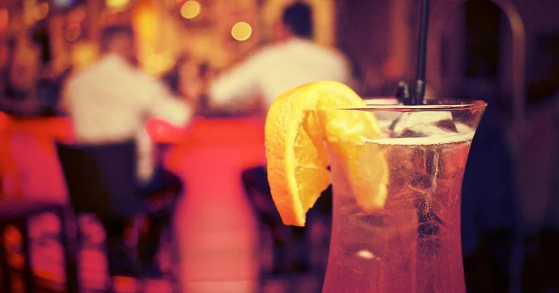 Двое мужчин в женской одежде подрались в ночном клубе Кыргызстана